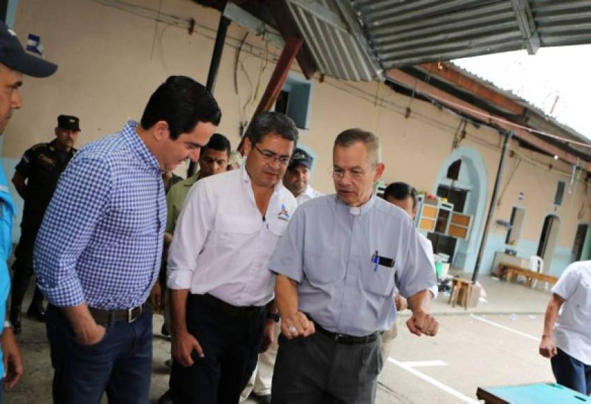 El presidente Juan Orlando Hernández junto a representantes de la ciudad recorrieron las instalaciones del presidio este viernes.