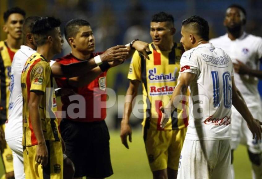 Gerson Rodas le reclama al árbitro Armando Castro.