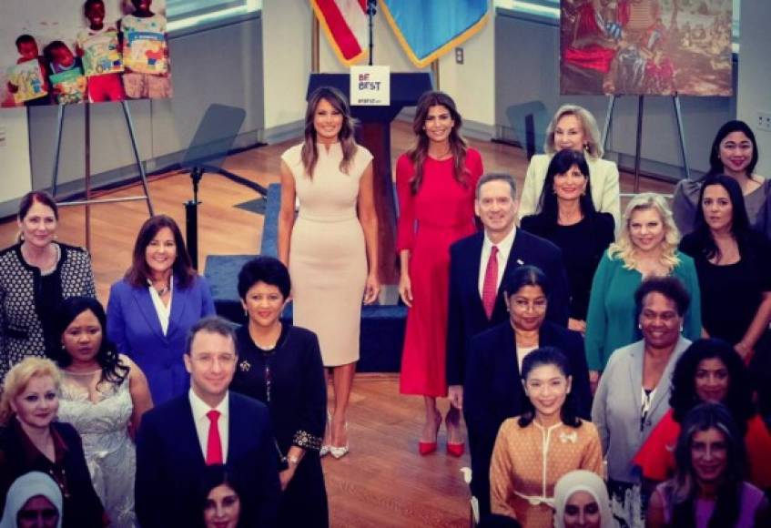 Melania posó con las primeras damas tras su breve discurso. En la imagen, junto a Juliana Awada, esposa del presidente argentino, Mauricio Macri.