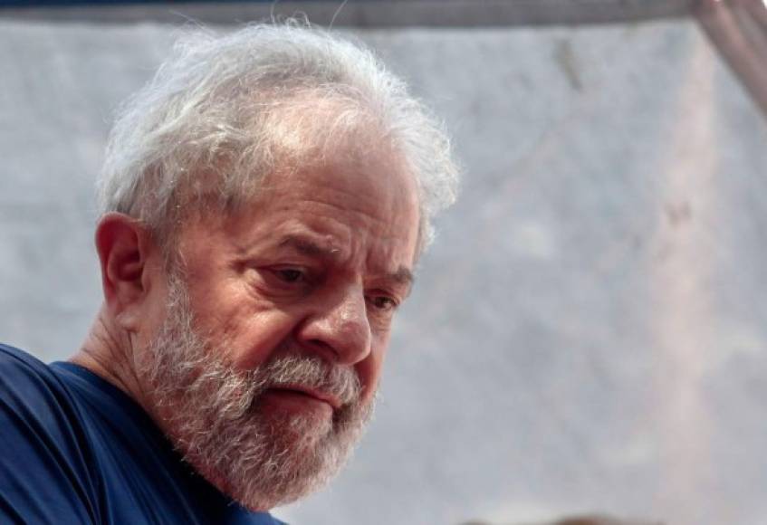 Tras haber sido ordenado su encarcelamiento, Lula fue emplazado a presentarse ante las autoridades el viernes 6 de abril de 2018, pero el plazo venció sin que él se presentara, algo que apoyaban sus partidarios.