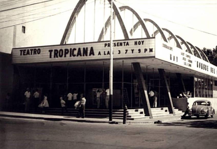 Por su parte, el cine Tropicana abrió al público el 17 de abril de 1959 y a su inauguración asistieron importantes autoridades del Gobierno y empresarios. 