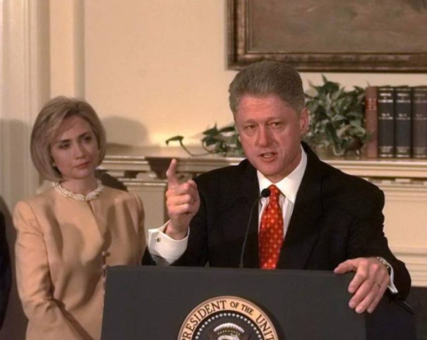 Lewinsky confió sus secretos a Tripp, con quien trabajaba en el Departamento de Defensa, y quien grabó en secreto las conversaciones telefónicas.<br/><br/>Tripp le pasó el material al fiscal independiente Kenneth Starr, quien investigaba a Clinton por otros asuntos, y fue en el curso de esta investigación que el gobernante cometió el perjurio.