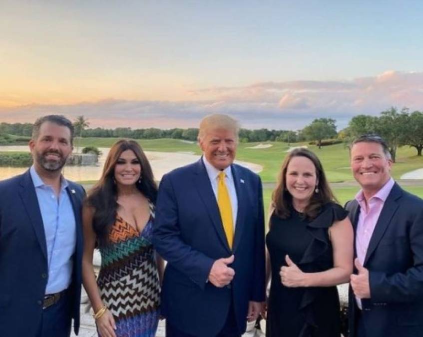 Trump Jr. y su novia, Kimberly Guilfoyle, forman parte del equipo del magnate que prepara la campaña presidencial para 2024.