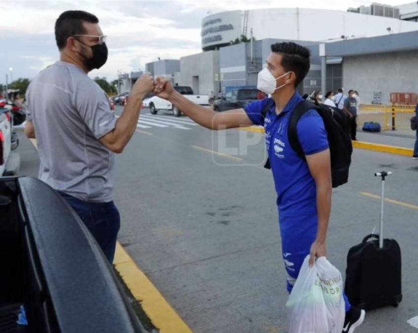 El portero Michaell Perelló saludando al director deportivo del Real España, Javier Delgado.