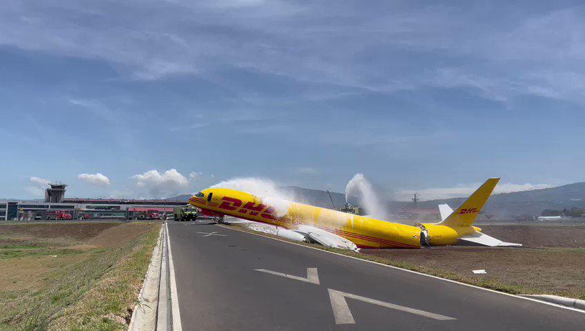 Video: Avión de carga se despista en aeropuerto de Costa Rica y se parte en dos