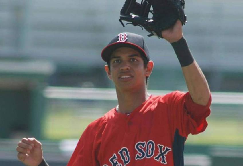 Dubón se graduó en Capital Christian High School, en Sacramento, California. Luego el hondureño fue fichado por los Boston Red Sox.