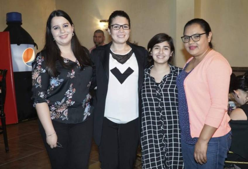 Andrea Vallecillo, Kímberly Romero, Mónica Del Cid y Eva Palacios.