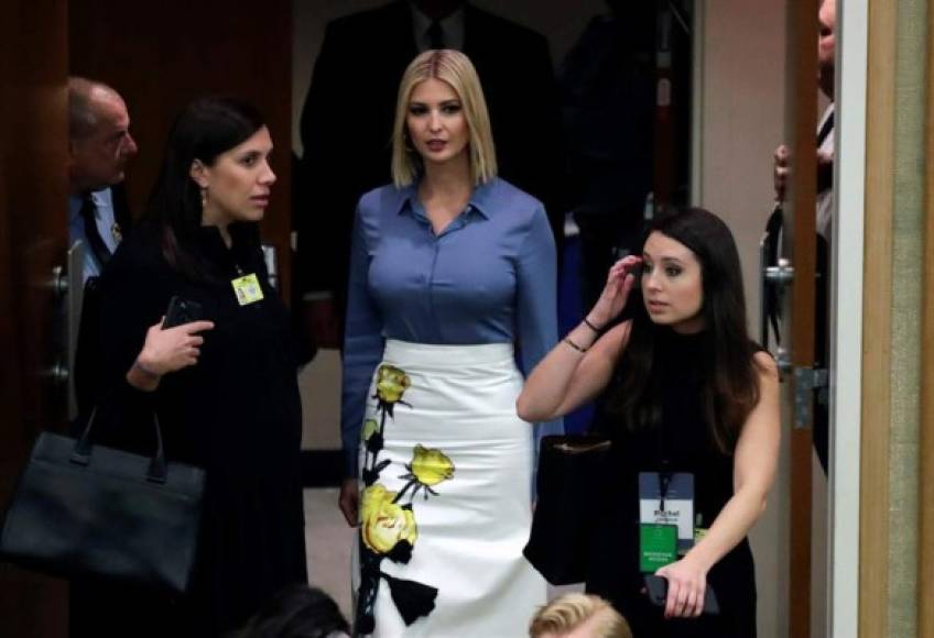 La hija favorita de Trump completó su atuendo con una camisa de seda azul que resaltaba los atributos de la exmodelo.