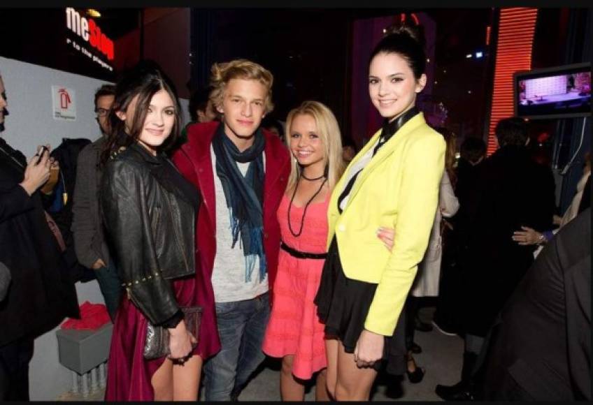 Cody Simpson <br/><br/>En 2011 el cantante, que más tarde también se emparejaría con Gigi Hadid, tuvo una breve relación con Kylie. Dado que nivel de interés público hacía Kylie por aquel entonces no era tan intenso, no hay mucha información sobre su romance. <br/><br/>