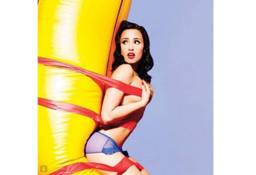 Demi aparece semidesnuda amarrada sobre un plátano inflable.