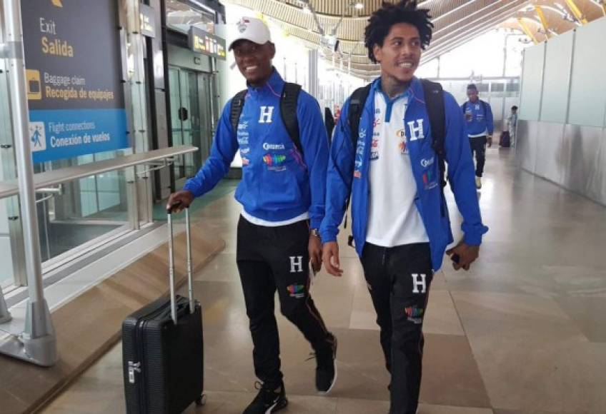 Deybi Flores y Henry Figueroa, jugadores del Olimpia y Motagua, en el momento que llegaban a Barcelona, España.