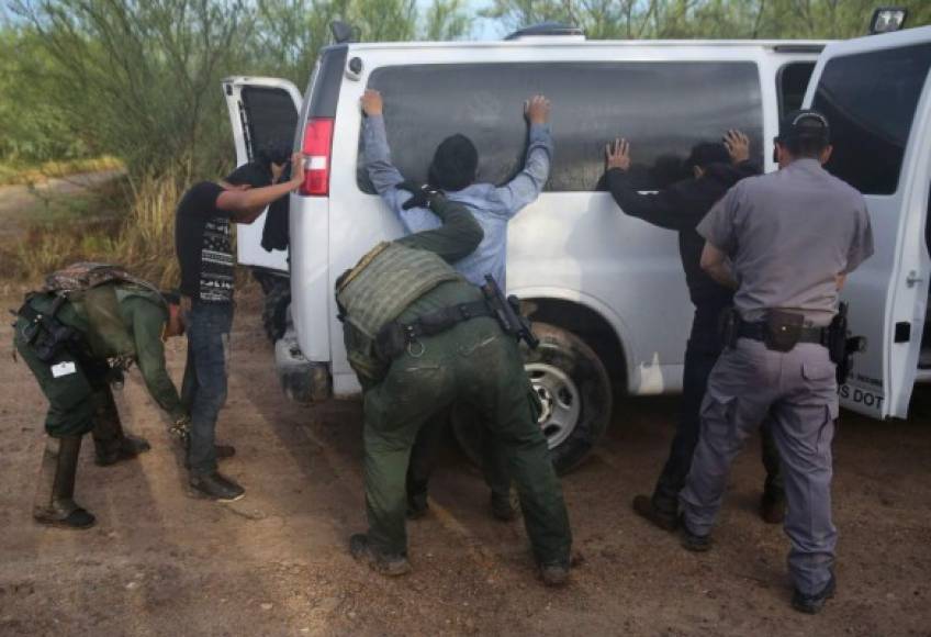 Agentes registran a los indocumentados detenidos esta mañana.