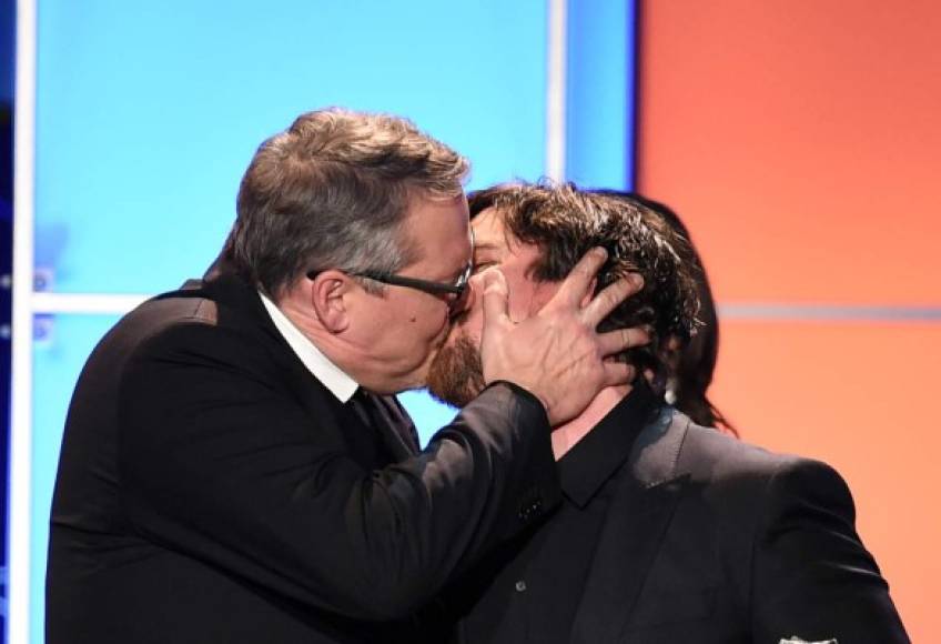 El director Adam McKay besó al actor Christian Bale tras ganar 'The Big Short' como la mejor comedia.