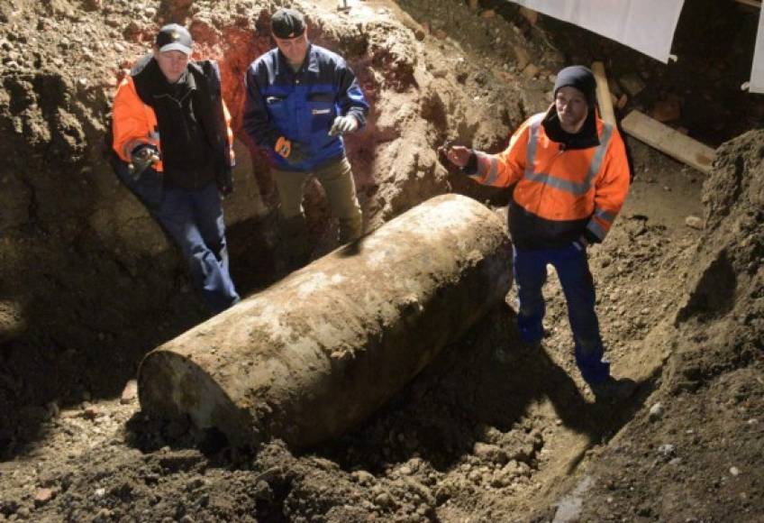 BERLÍN. Evacuación masiva en Navidad por bomba. Unas 54,000 personas fueron evacuadas ayer en Augsburgo, Alemania, tras hallarse una bomba de 1.8 toneladas de la Segunda Guerra Mundial. Foto: AFP/STEFAN PUCHNER