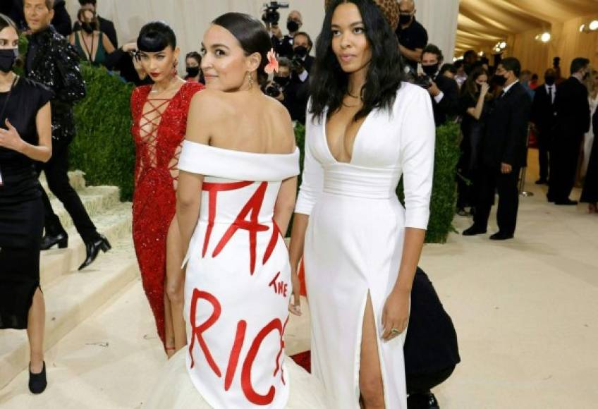 Vestidos transparentes, maquillajes de colores, accesorios extravagantes... La moda es la protagonista en la 'fiesta del año' de los famosos en Nueva York, la gala del Metropolitan Museum of Art (Met Gala), y eso lo sabía bien la política Alexandria Ocasio-Cortez cuando debutó en esta reunión donde el peaje de entrada era de 35.000 dólares.