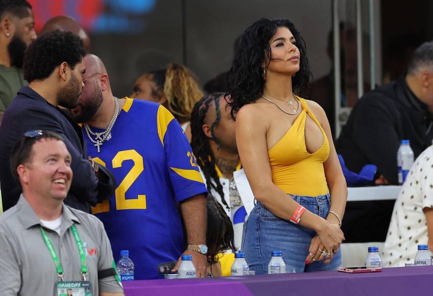 Esa guapa mujer de blusa amarilla, a la par de The Weeknd, llamó la atención en el estadio.