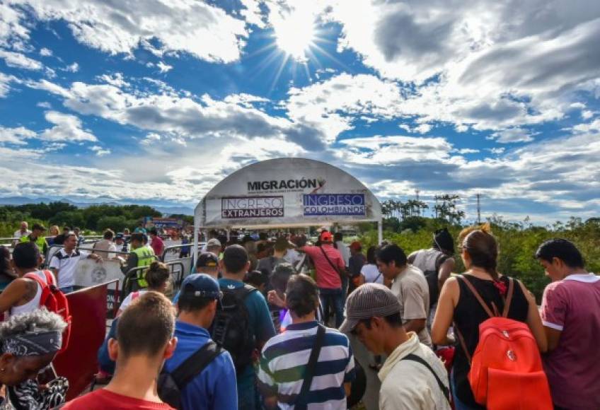 Con enormes maletas a cuestas, decididos a migrar o abasteciéndose de alimentos, unos 25,000 venezolanos cruzan a diario la frontera con Colombia.