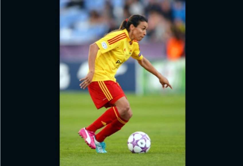 Marta vistió la camiseta del Tyreso FF sueco desde el 2012 hasta el 2014.