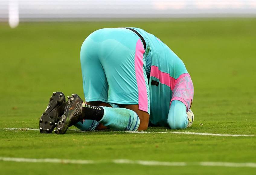 El portero panameño Orlando Mosquera, abatido en el suelo tras la derrota de Panamá contra México.
