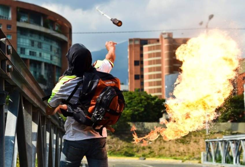 En Caracas, los opositores, vestidos de blanco y llevando banderas venezolanas, se concentraron primero en varios sectores con la meta de llegar a la sede de la Defensoría del Pueblo, en el centro de la ciudad, considerado un feudo chavista, donde hasta ahora no han podido entrar.