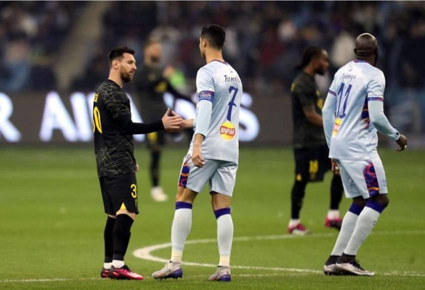 Segundos antes del inicio del partido, Cristiano Ronaldo se acercó a saludar a Lionel Messi en el centro del campo.