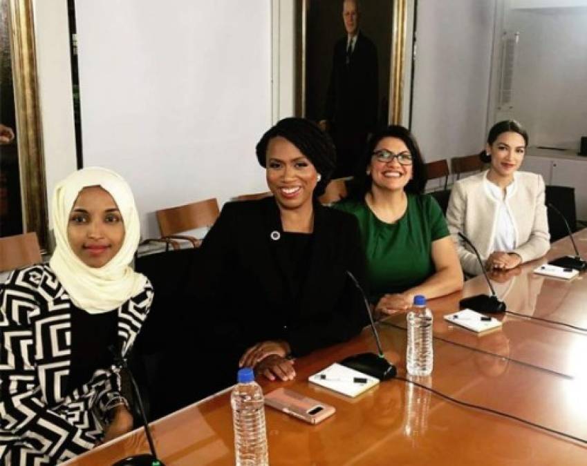 El resto de las legisladoras liberales que componen 'el equipo' son la musulmana Ilhan Omar, la congresista de origen palestino Rashida Tlaib y la afroamericana Ayanna Pressley.