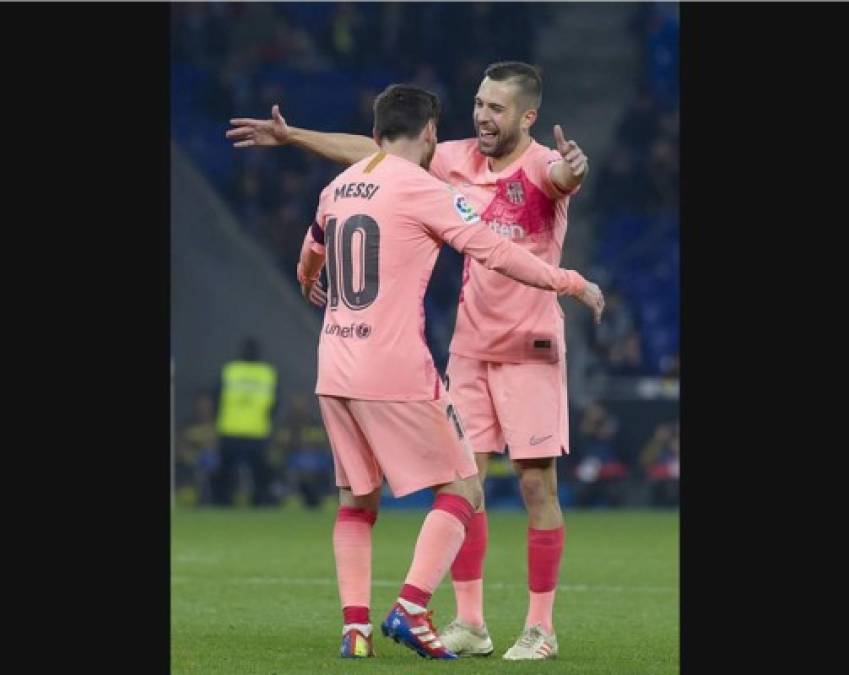 Jordi Alba llegó a felicitar a Messi por su segundo golazo.