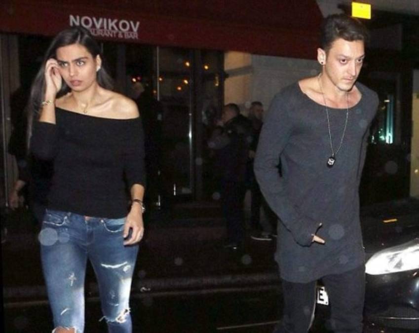 Antes de partir hacia Múnich para enfrentar al Bayern en la Champions League, Mesut Özil disfrutó de una noche en Londres junto a la modelo Amina Gulse. Ambos cenaron en el restaurante Novikov, en el centro de la ciudad británica junto con un grupo de amigos.