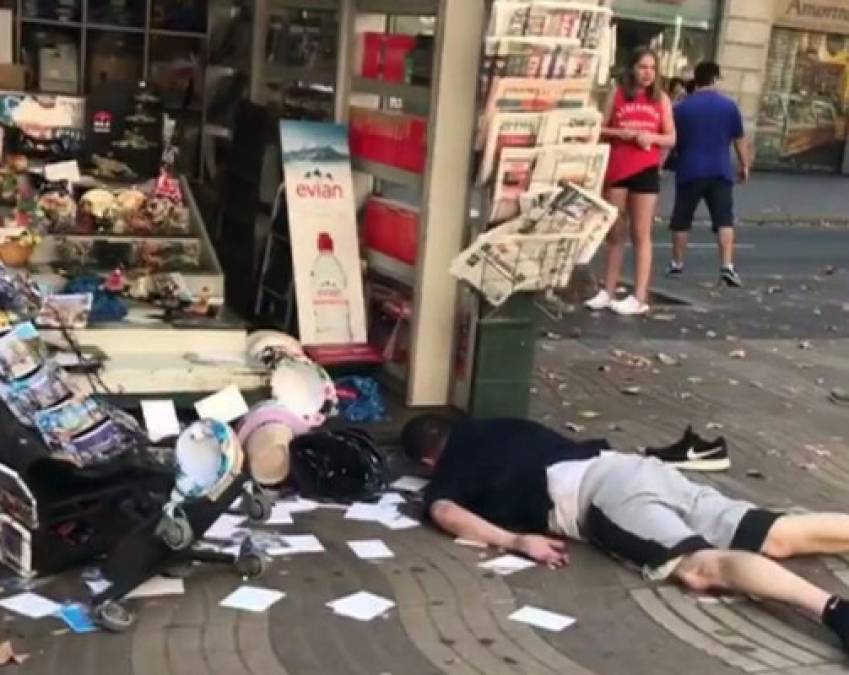 Uno de los heridos quedó tendido a la par de un mercadito tras ser embestido por una furgoneta en las Ramblas.