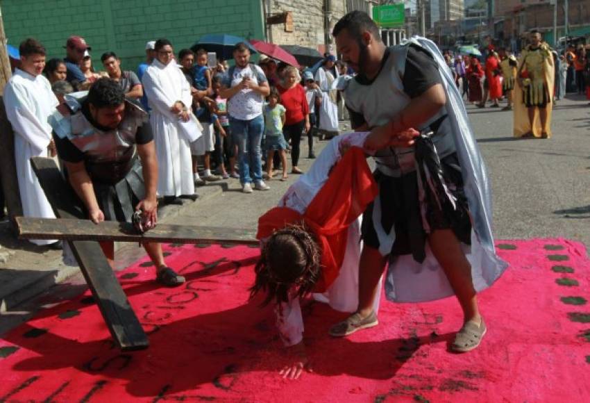 Domingo de Ramos: 25 de marzo<br/>Lunes Santo: 26 de marzo<br/>Martes Santo: 27 de marzo<br/>Miércoles Santo: 28 de marzo<br/>Jueves Santo: 29 de marzo<br/>Viernes Santo: 30 de marzo<br/>Sábado Santo: 31 de marzo<br/>Domingo de Pascua o de Resurrección: 1 de abril