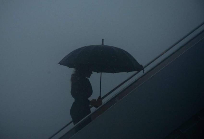 Melania partió de la base aérea de Andrews. El aeropuerto Ronald Reagan registró 8,38 centímetros de lluvia 'en una hora'.