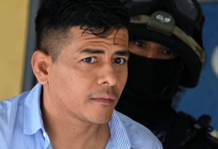 Honduran Sergio Neptali Mejia Duarte, wanted in the US for alleged drug trafficking, is presented to the press by the elite police unit Tigres, in Tegucigalpa on August 21, 2017. / AFP PHOTO / Orlando SIERRA