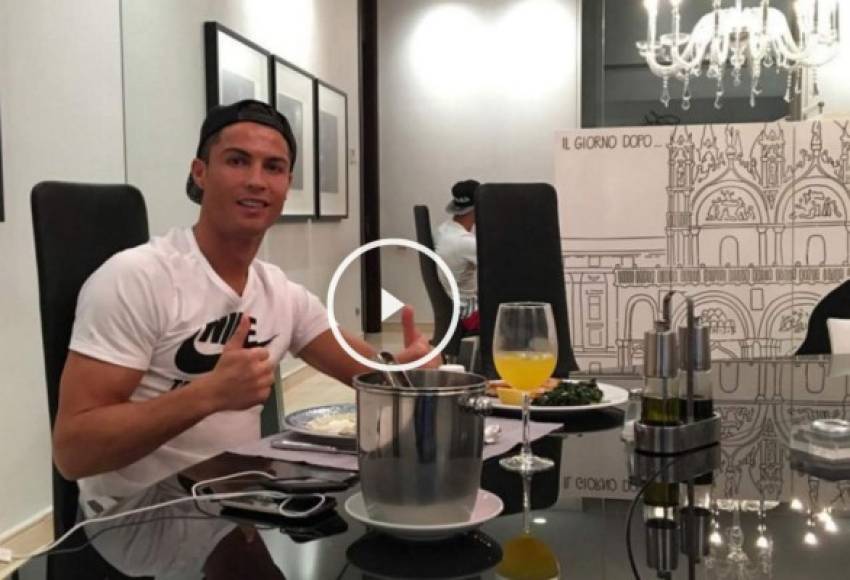 Cristiano Ronaldo disfrutando en el interior de su mansión.