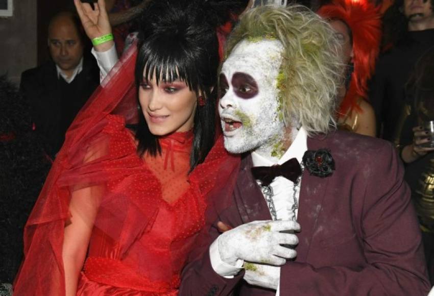 Bella Hadid y su novio, The Weeknd, también evocaron nostalgia vestidos como Lydia y Beetlejuice.