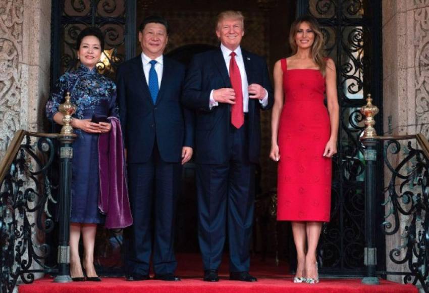 Para recibir al presidente chino, Xi Jinping, Melania escogió un vestido en crepe color rojo, haciendo referencia al color de la buena suerte en China. Firmado por Valentino, el vestido está valorado en 4,000 dólares.