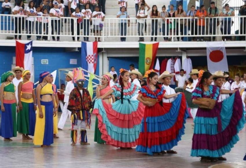 Los trajes típicos de Honduras no podían hacer falta en la feria cultural.