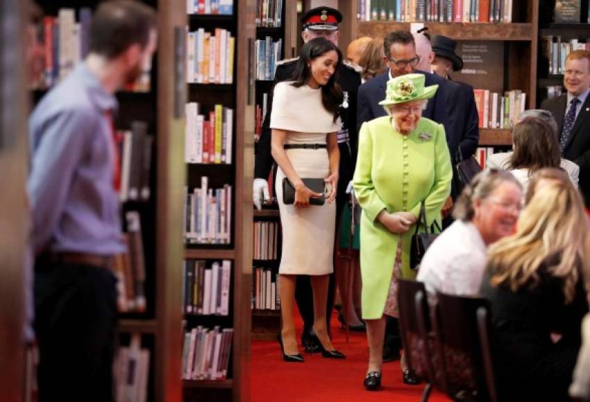Entro los actos Meghan Markle y la reina Isabel almorzaron con autoridades locales y asistieron a la apertura de una librería, un teatro y un cine.
