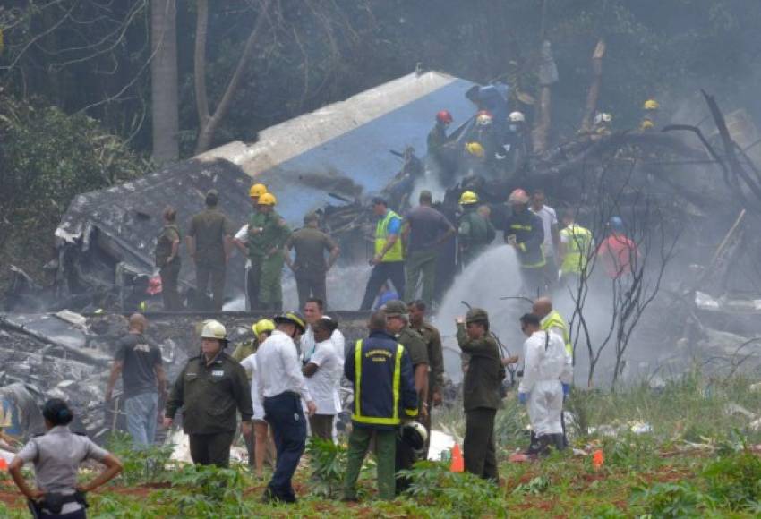 En las inmediaciones del aeropuerto José Martí se observa una intensa columna de humo y numerosas dotaciones de bomberos, policía y asistencia médica se encuentran en la zona.<br/>