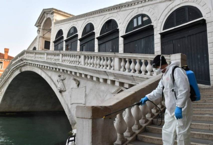 Ante la ausencia de turistas y residentes locales, autoridades sanitarias ordenaron desinfectar todas las plazas turísticas de Venecia para evitar nuevos contagios del coronavirus.