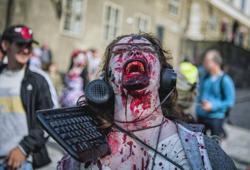 Una mujer disfrazada como un zombi participa en un paseo zombie en la ciudad de Estocolmo.