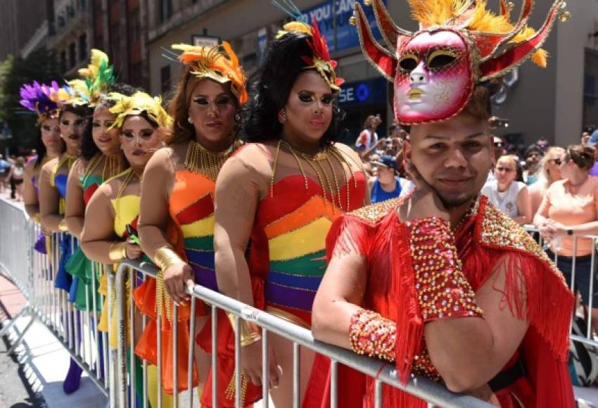 Parade-goers make their way down 5th Avenue during the NYC Pride March on June 25, 2017. <br/>The NYC Pride March celebrates its 48th annual parade . / AFP PHOTO / TIMOTHY A. CLARY