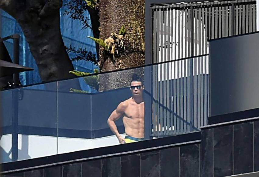 Mientras Georgina saltó la cuarentena, Cristiano Ronaldo decidió quedarse en casa y fue captado tomando el sol.