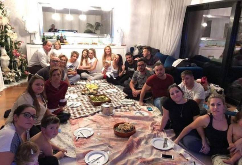 Fabio Coentrao, ex Real Madrid y ahora en el Sporting de Lisboa, felicitó la Navidad con una curiosa imagen de la familia cenando en el suelo.