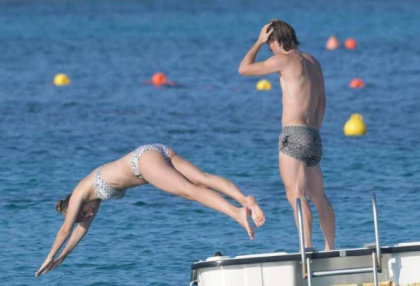 Momento en que la esposa de Modric se lanza la agua .