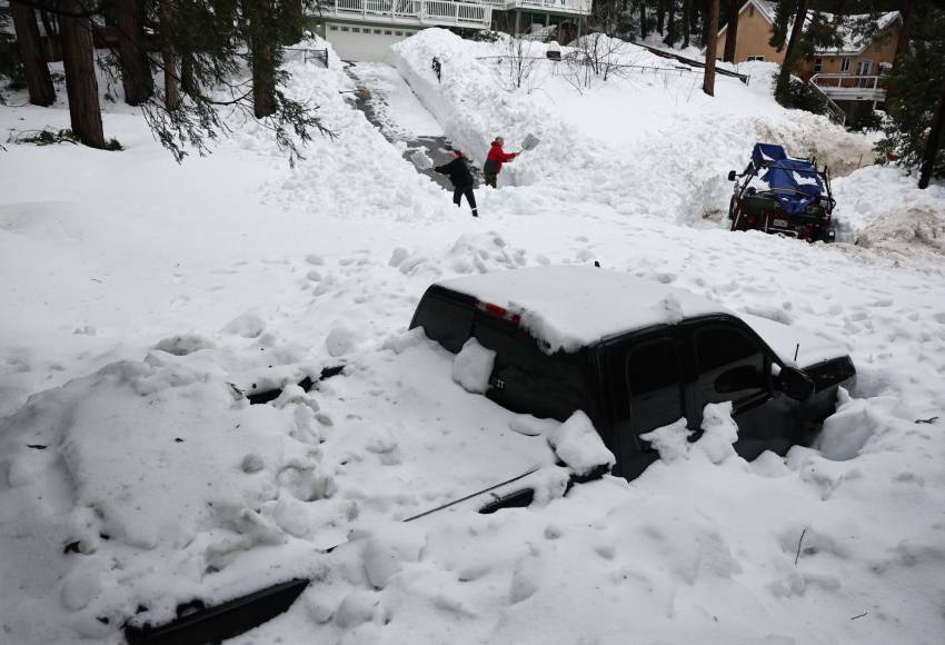 Las fuertes tormentas de nieve que azotaron el sur de California a finales de febrero dejaron al menos 12 muertos, según confirmaron el miércoles las autoridades locales que continúan llevando a cabo labores de rescate.