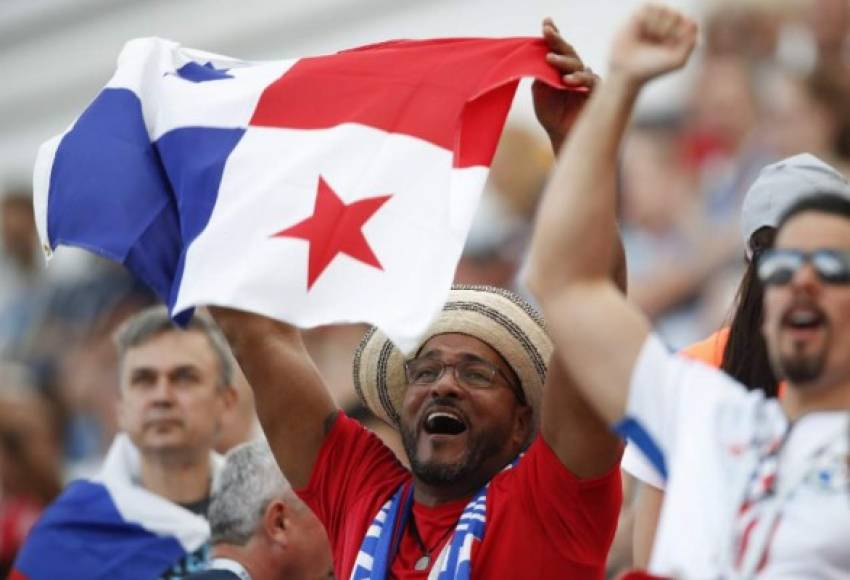 La bandera de Panamá flameó por primera vez en una fiesta mundialista. Foto EFE