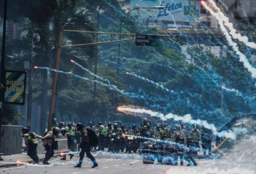 Miles de opositores protestaron de nuevo este miércoles en Caracas para rechazar la Asamblea Constituyente convocada por el presidente Nicolás Maduro -cuya elección fue fijada para julio-, y en su lugar exigieron elecciones generales.
