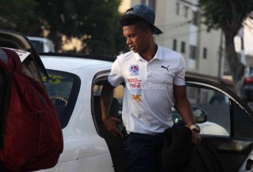 El panameño Luis Ovalle en el momento que llegaba en taxi para abordar el autobús que desplazó al Olimpia a Tocoa.