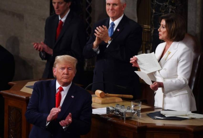 Pelosi recibió una lluvia de críticas en redes sociales por su 'irrespetuoso gesto' y por haber roto el discurso a espaldas del magnate.