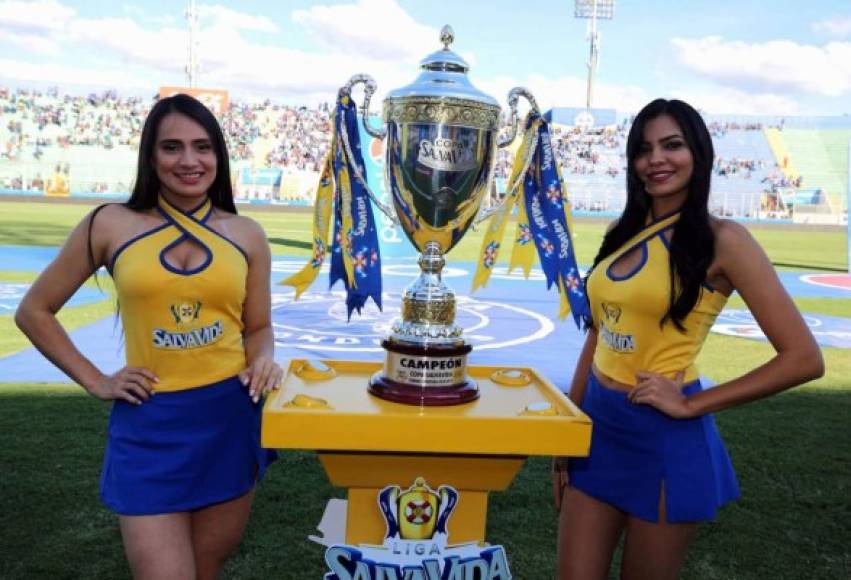 Las hermosas modelos que custodian la Copa que conquistará el campeón del Torneo Apertura 2018.
